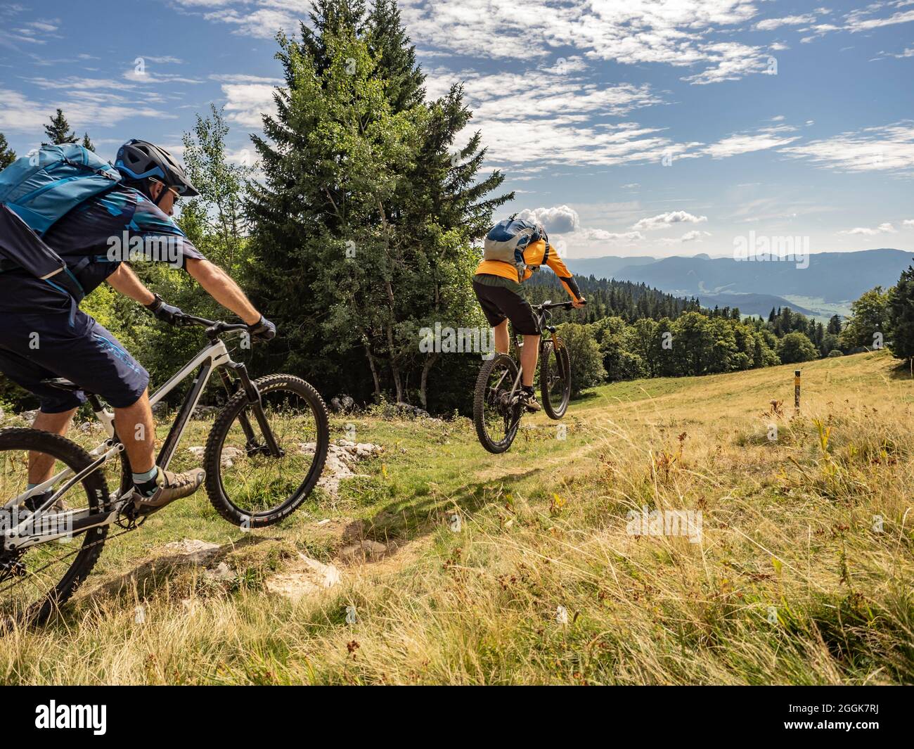 Mountainbiker auf Singletrails im nördlichen Teil des Vercors, Departement Auvergne-Rhones-Alpes Stockfoto