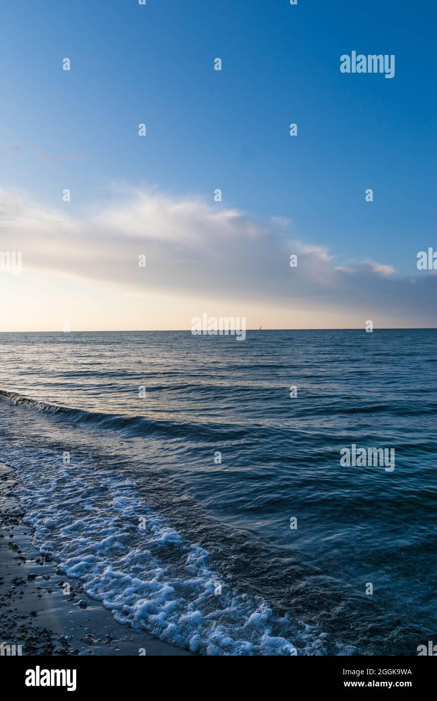 Ein Blick auf das weite offene Meer, die Ostsee am Strand von Bülk, Deutschland. Stockfoto