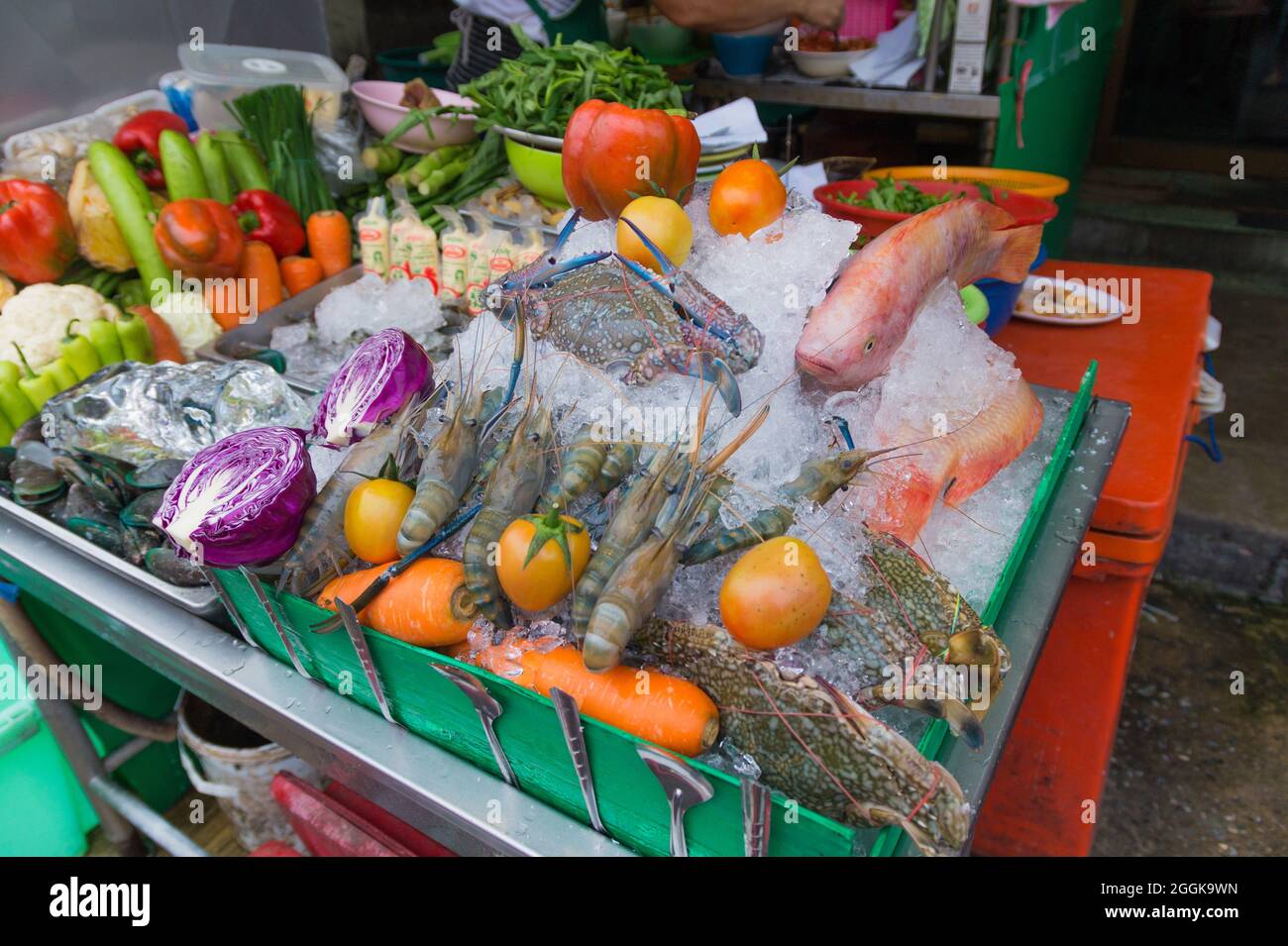 Eine große Auswahl an frischem Gemüse, Fisch und Meeresfrüchten zum Abendessen in Bangkok, Thailand Stockfoto