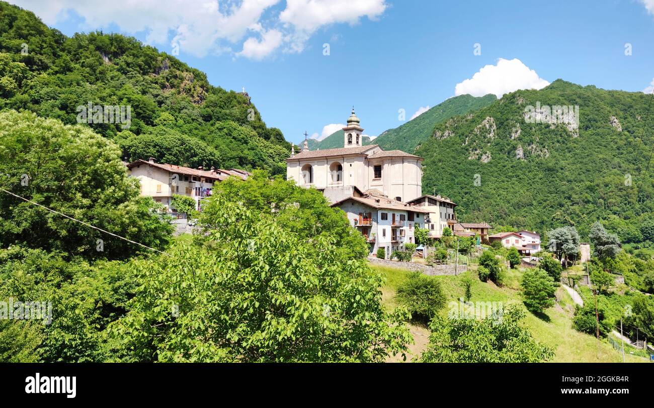 Italien, Lombardei, Idrosee-Region, Kirche im Bergdorf Lavenone Stockfoto