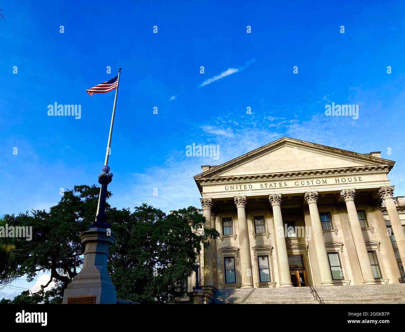 Charleston, South Carolina. United State Custom House mit US-Flagge Stockfoto