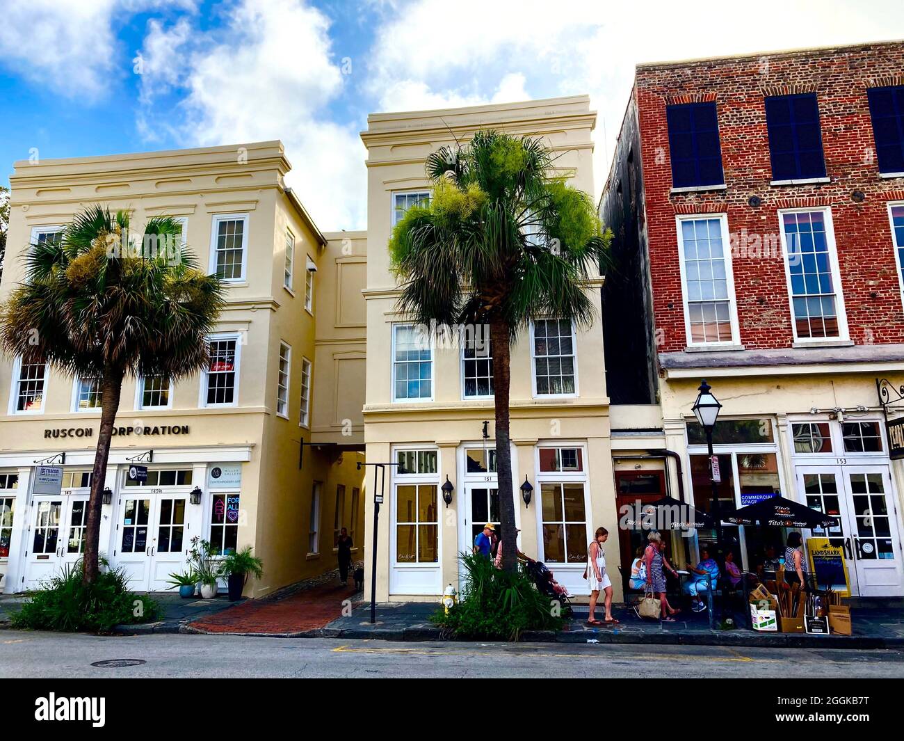 Charleston, South Carolina. Gut gepflegte Häuser aus der Kolonialzeit mit Palmen davor. Stockfoto