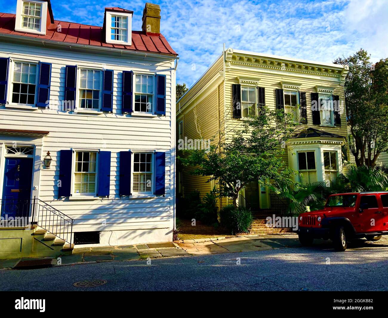 Charleston, South Carolina. Gut gepflegte Häuser aus der Kolonialzeit. Stockfoto