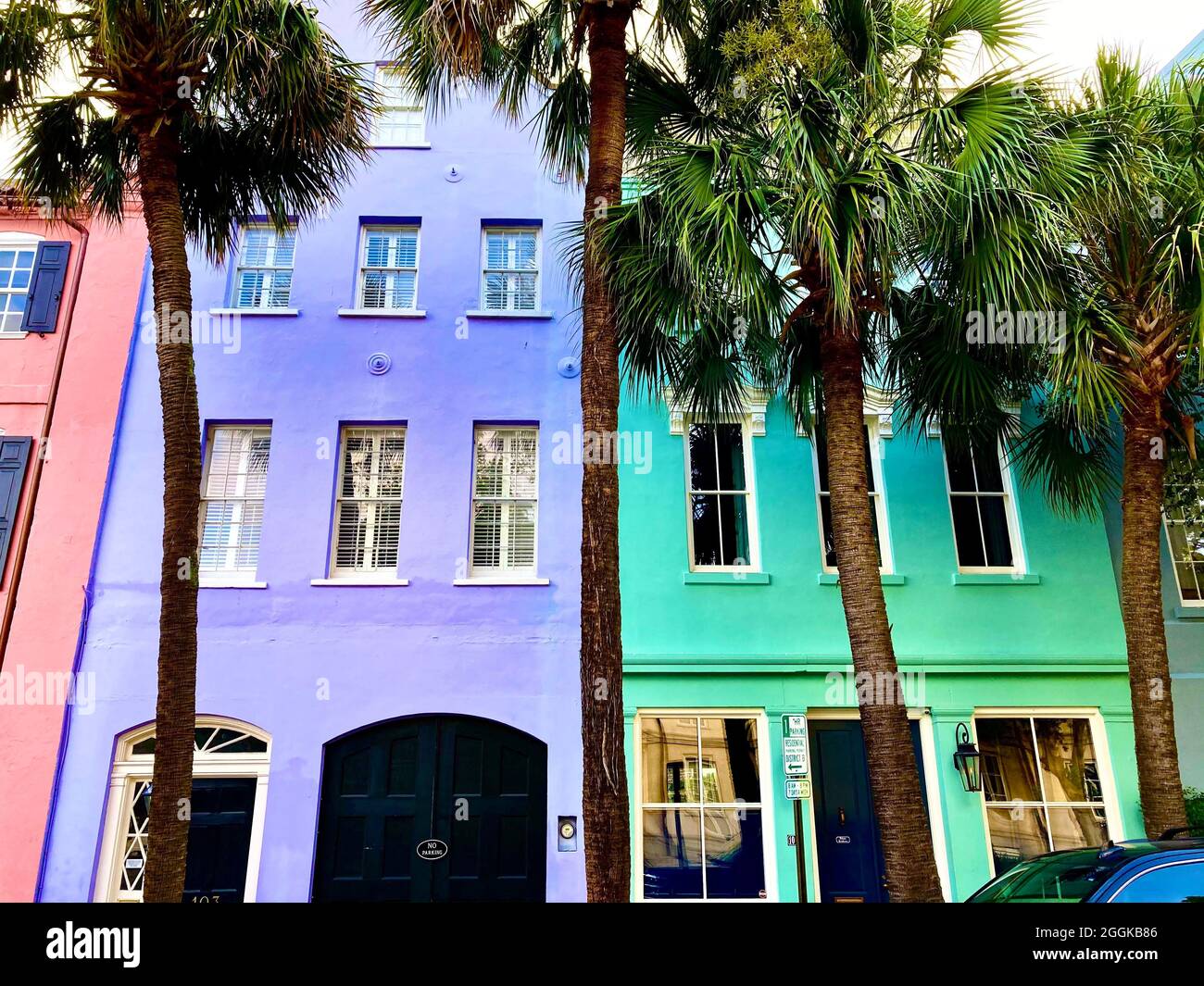 Charleston, South Carolina, Rainbow Row ist eine Serie von 13 bunten historischen Häusern an der East Bay Street. Es stellt die längste Ansammlung georgischer Reihenhäuser in den USA dar. Der Name Rainbow Row wurde nach Pastellfarben geprägt, die während der Restaurierung in den 1930er Jahren gemalt wurden. Das UNESCO-Welterbe-Angebot kam knapp. Stockfoto