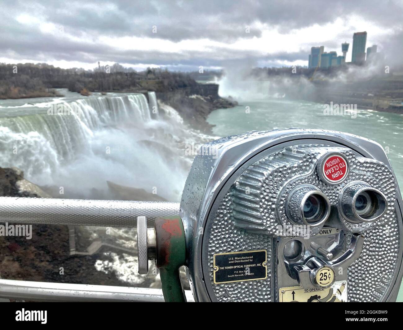 Niagarafälle, UNESCO-Weltkulturerbe. Ferngläser mit 25 Cent Leihen bieten einen genaueren Blick auf die Wasserfälle Stockfoto