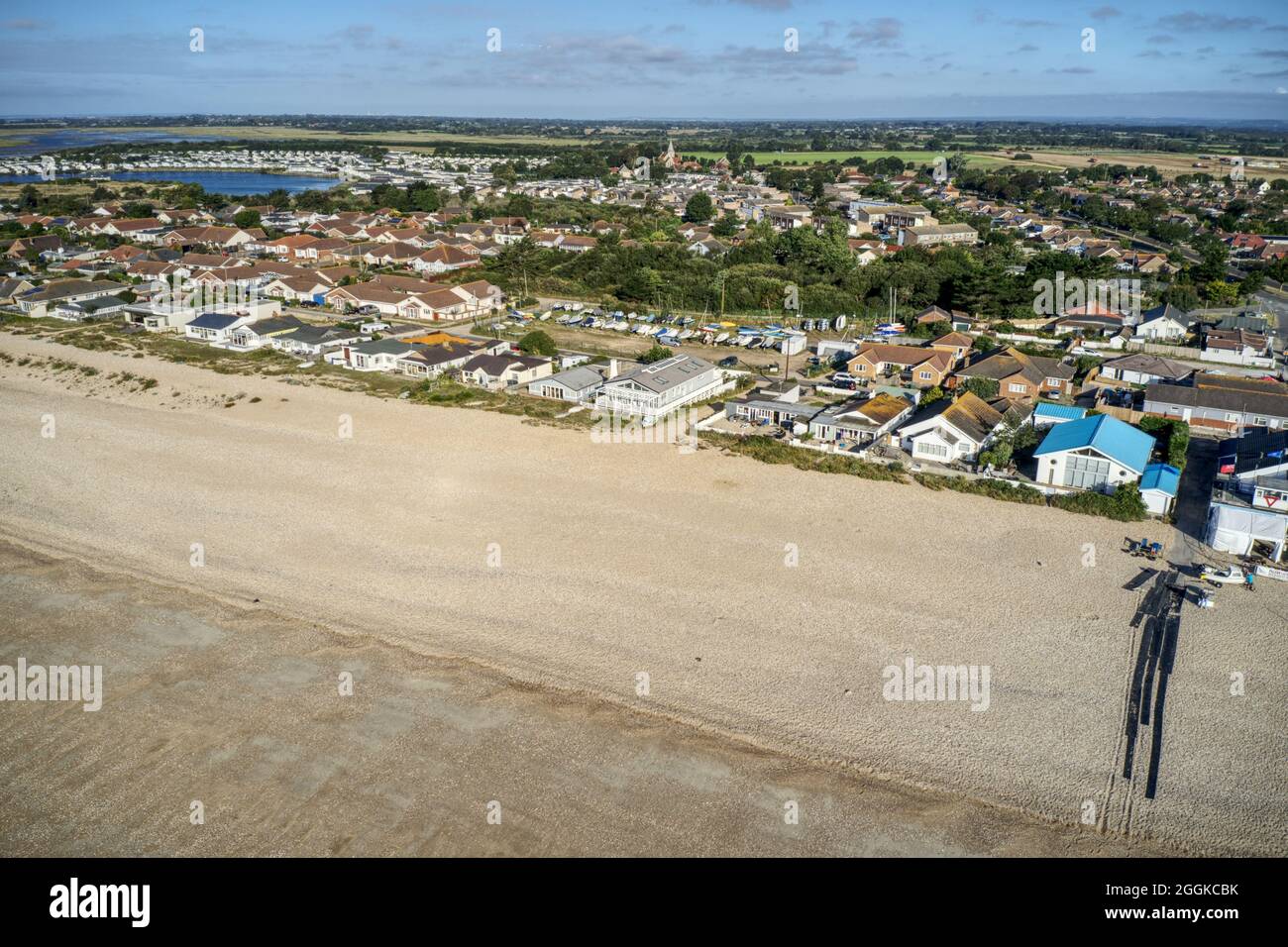 Luftaufnahme der Küste von Pagham und des Strandes mit dem Yacht Club und der Bootsanlegestelle zum Meer im Blick. Stockfoto