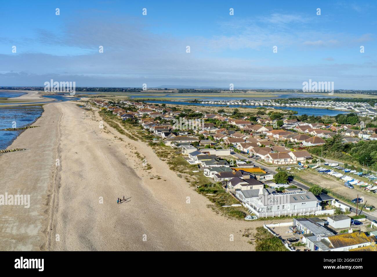 Luftbild am Strand von Pagham in West Sussex, mit der Pagham Lagoon und dem Holiday Park neben dem Naturschutzgebiet. Stockfoto