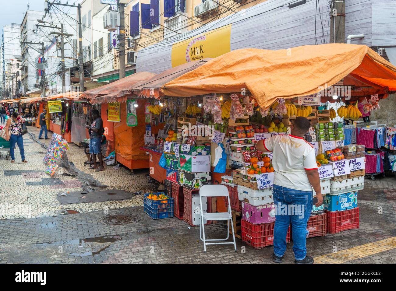 Private Kleingeschäftskiosks im Marktviertel an einer engen Kopfsteinpflasterstraße in Niteroi, Rio de Janeiro, Brasilien. Beiläufige Personen sind in zu sehen Stockfoto