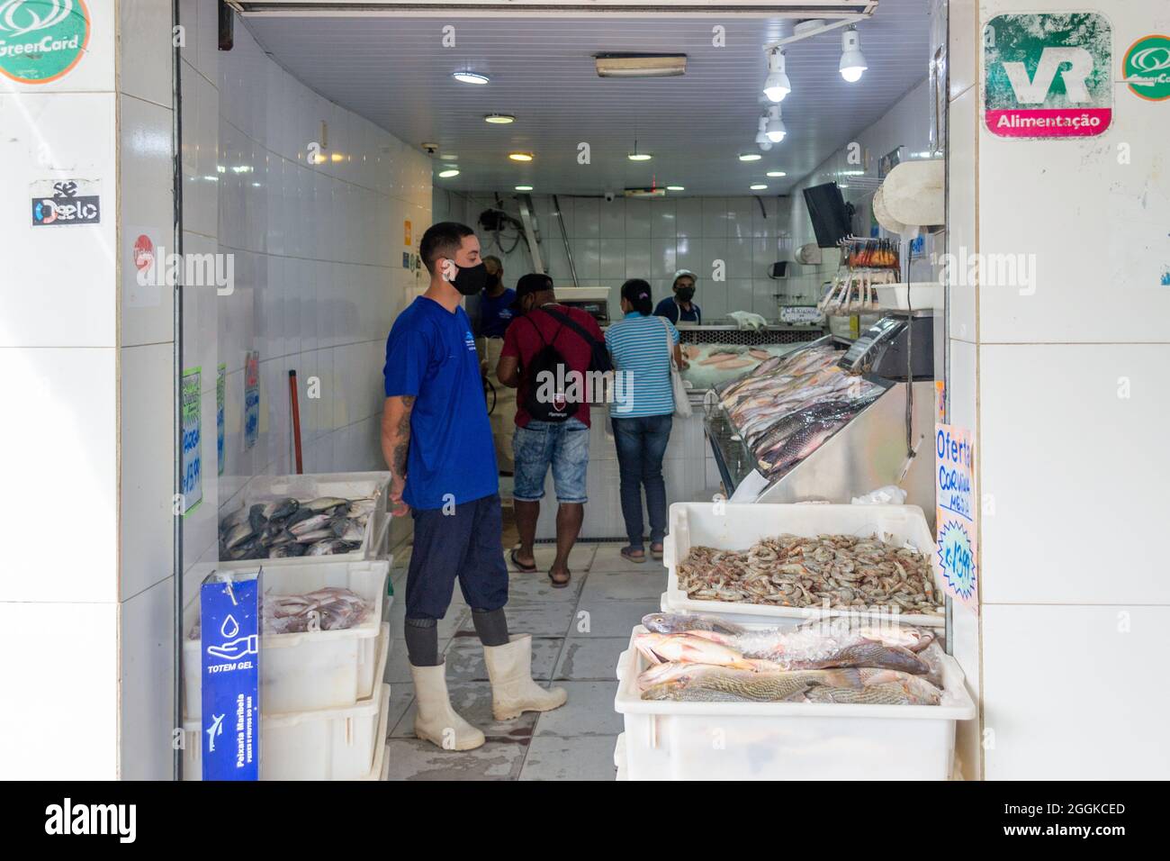 Ein Fischmarkt, auf dem die Menschen das Produkt in der Stadt Niteroi, Rio de Janeiro, Brasilien, kaufen. Tägliches Leben im Marktviertel Stockfoto
