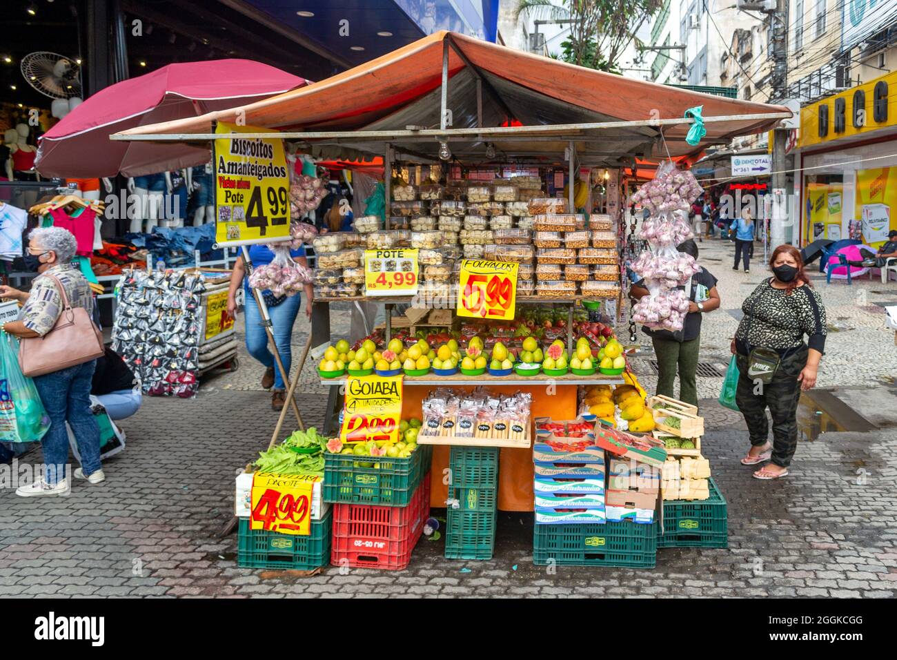 Menschen auf einem Markt in Niteroi, Rio de Janeiro, Brasilien. Ein Marktstand verkauft Obst und Gemüse Stockfoto