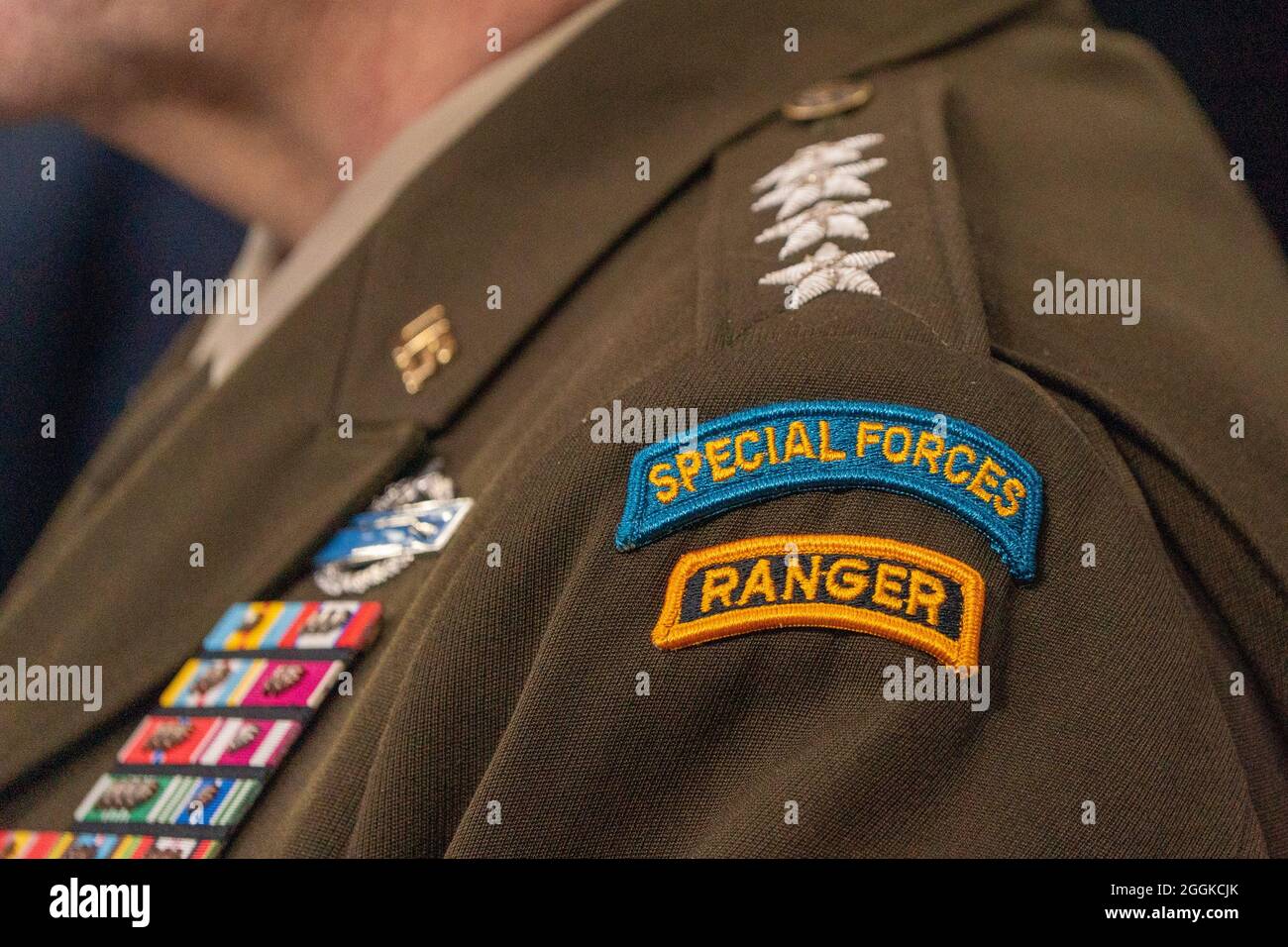 Washington, Usa. September 2021. Die Uniform des Vorsitzenden der Sondereinheiten und Ranger-Insignien, Joint Chiefs of Staff, des Generals der Armee Mark A. Milley, ziert am Mittwoch, den 1. September 2021, die 20-jährige Militärmission in Afghanistan im Pentagon in Arlington, VA. Präsident Joe Biden vergab dem US-Militär die Anerkennung für die Durchführung eines „größten Luftaufsatzes der Geschichte“ durch die Evakuierung von mehr als 120,000 Menschen aus Afghanistan bis zum Stichtag am Dienstag. Foto von Ken Cedeno/UPI Credit: UPI/Alamy Live News Stockfoto
