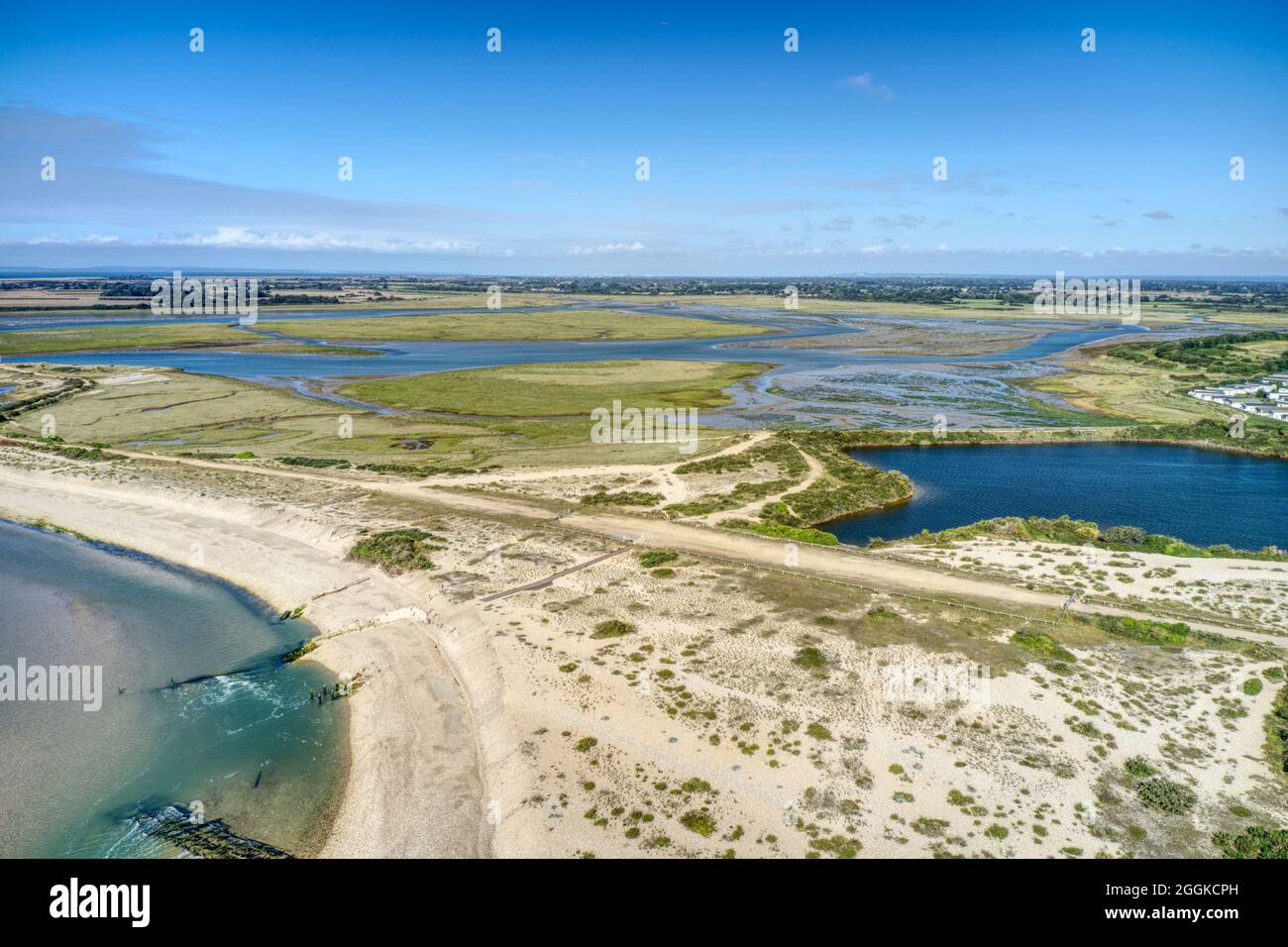 Pagham Hafen und Naturschutzgebiet bei Ebbe Luftaufnahme vom Eingang vom Meer zu diesem Naturschutzgebiet. Stockfoto