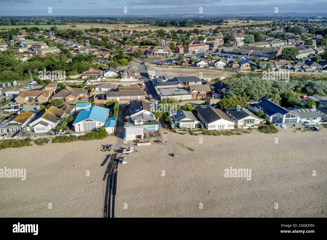 Luftbild von Pagham Küste und Strand mit dem Yacht Club und Bootsrampe in Sicht. Stockfoto