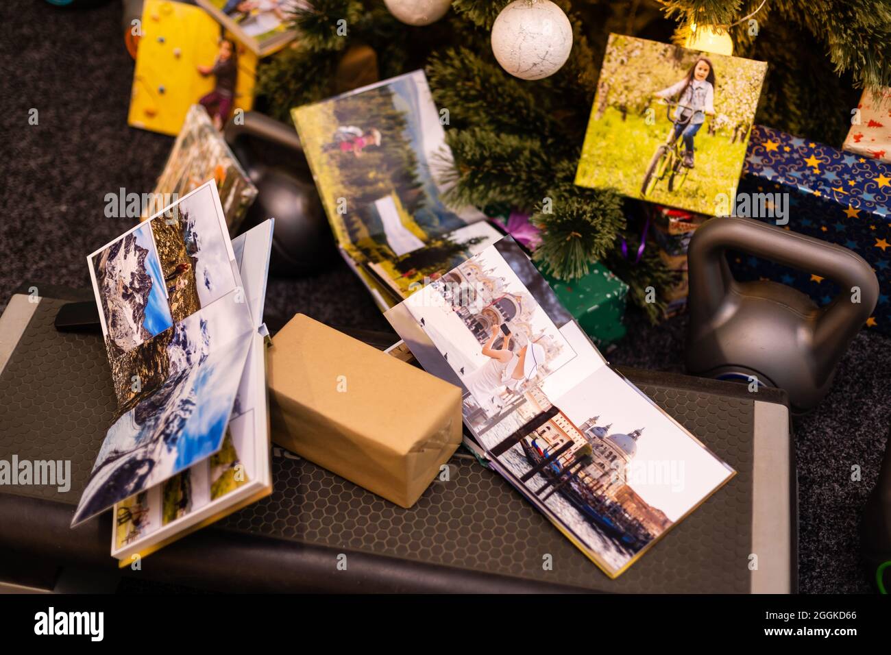 Familienfotoalbum und Gewichte für Sport in der Nähe der Weihnachten Baum Stockfoto