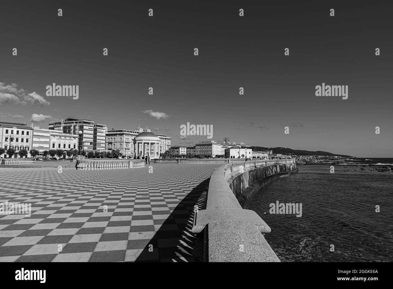 Die Mascagni Terrace ist einer der elegantesten und eindrucksvollsten Orte in Livorno und liegt direkt am Meer am Rande der Viale Italia. Stockfoto