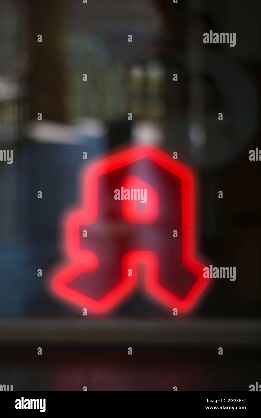 Apothekenlogo als Neonschild. Stockfoto