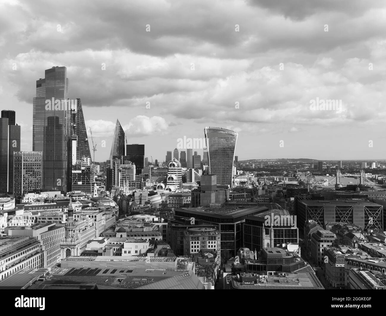 London, Greater London, England, August 24 2021: Erhöhter Blick auf Londoner Wolkenkratzer einschließlich der Walkie Talkie rechts vom Zentrum und Canary Wharf Stockfoto