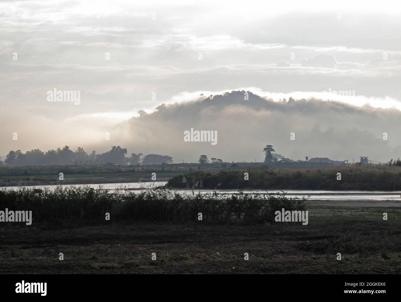 Hügel, der aus dem Nebel über dem Flusstal von Thaton, Thailand, auftaucht November Stockfoto