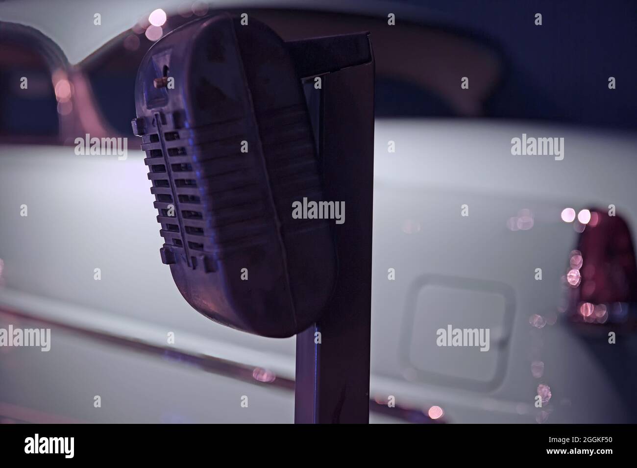 Close-up of a vintage speaker at a night time drive-in theater Stockfoto