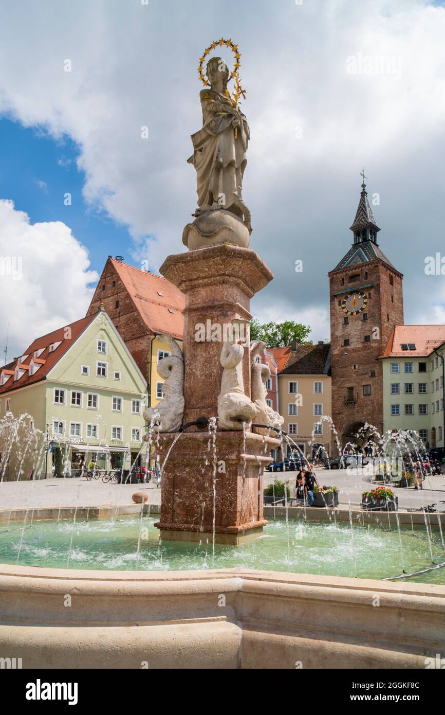 Stadt Landsberg am Lech in Bayern mit dem historischen Schmalzturm und Marienbrunnen am Hauptplatz Stockfoto