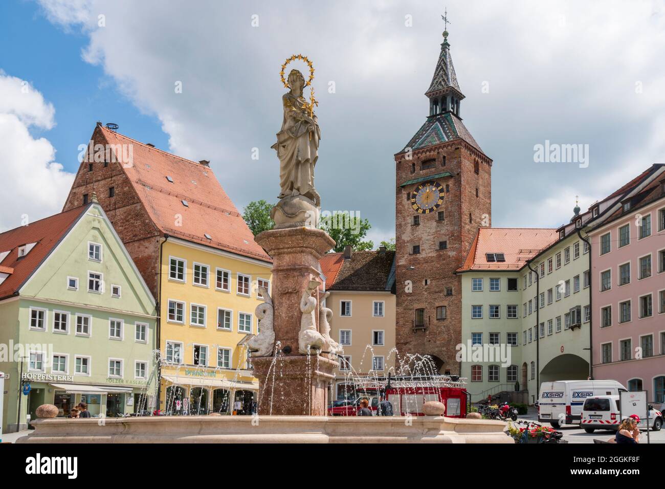 Stadt Landsberg am Lech in Bayern mit dem historischen Schmalzturm und Marienbrunnen am Hauptplatz Stockfoto