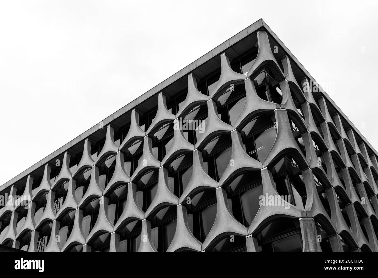 Brüssel, Belgien - 16. Juni 2013: Ein Beispiel der Brutalismus-Architektur von Arch. Marcel Lambrichs, C. Grochowski und D. de Laweleye 1969-73. Stockfoto