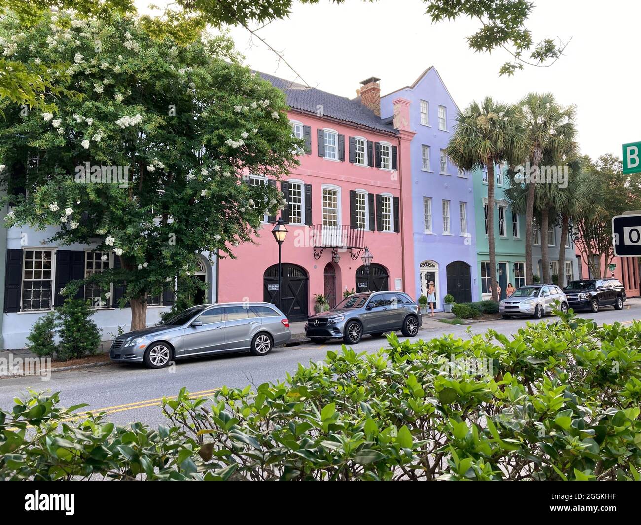 Charleston, South Carolina, Rainbow Row ist eine Serie von 13 bunten historischen Häusern an der East Bay Street. Es stellt die längste Ansammlung georgischer Reihenhäuser in den USA dar. Der Name Rainbow Row wurde nach Pastellfarben geprägt, die während der Restaurierung in den 1930er Jahren gemalt wurden. Das UNESCO-Welterbe-Angebot kam knapp. Stockfoto
