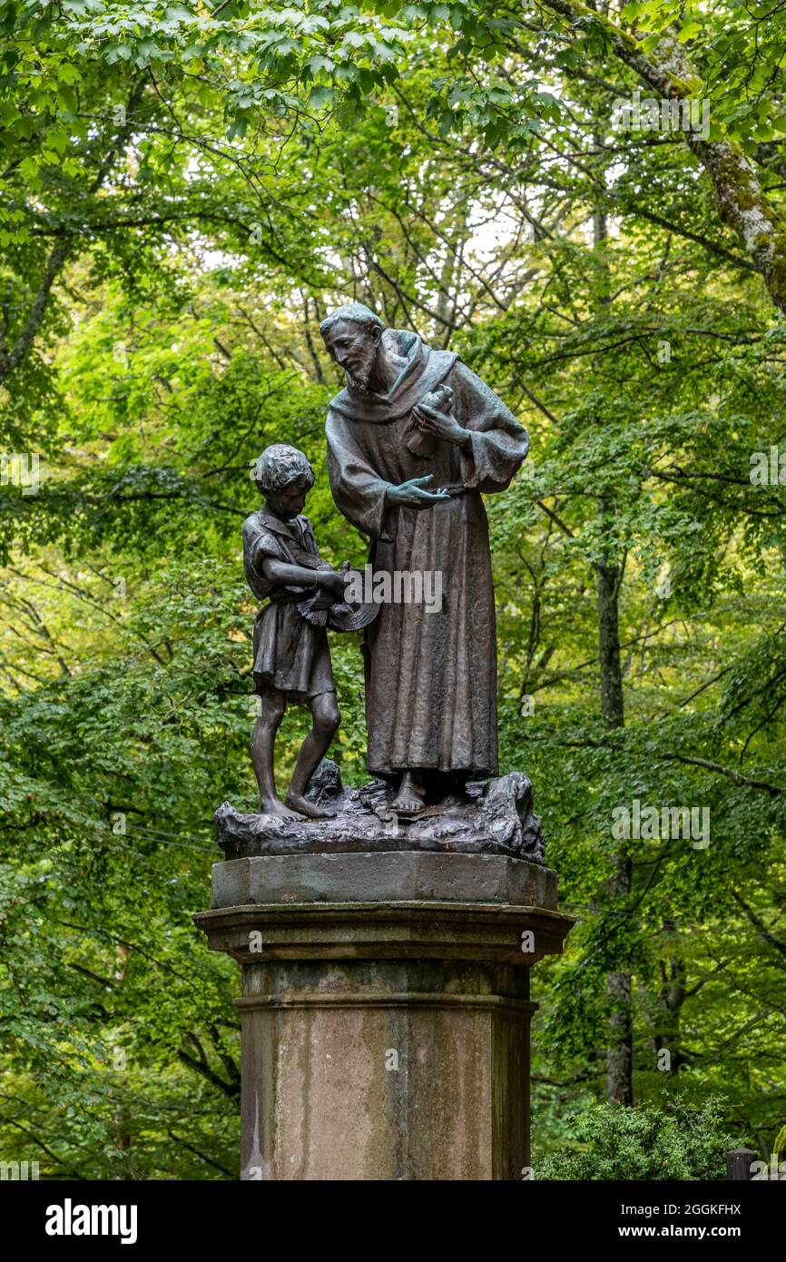 Bronzestatue des heiligen Franziskus mit Kind in La Verna, Franziskanerschutzgebiet, Chiusi della Verna, Arezzo, Toskana, Italien Stockfoto