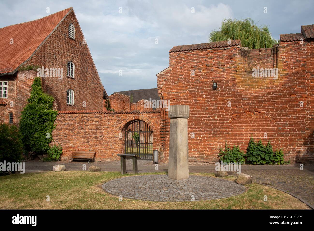 Deutschland, Mecklenburg-Vorpommern, Stralsund, Gedenkstele, gedenken der Vertreibung und Vernichtung der Stralsunder Juden, Johanniskloster, Ostsee Stockfoto