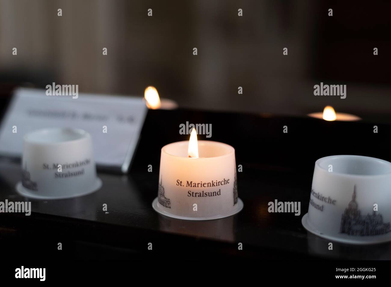 Deutschland, Mecklenburg-Vorpommern, Stralsund, Kerzen brennen in der Marienkirche der Hansestadt Stralsund, Ostsee Stockfoto