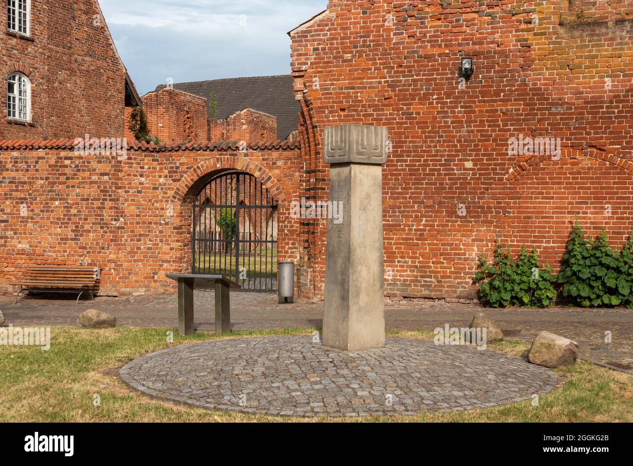 Deutschland, Mecklenburg-Vorpommern, Stralsund, Gedenkstele, gedenken der Vertreibung und Vernichtung der Stralsunder Juden, Johanniskloster, Ostsee Stockfoto
