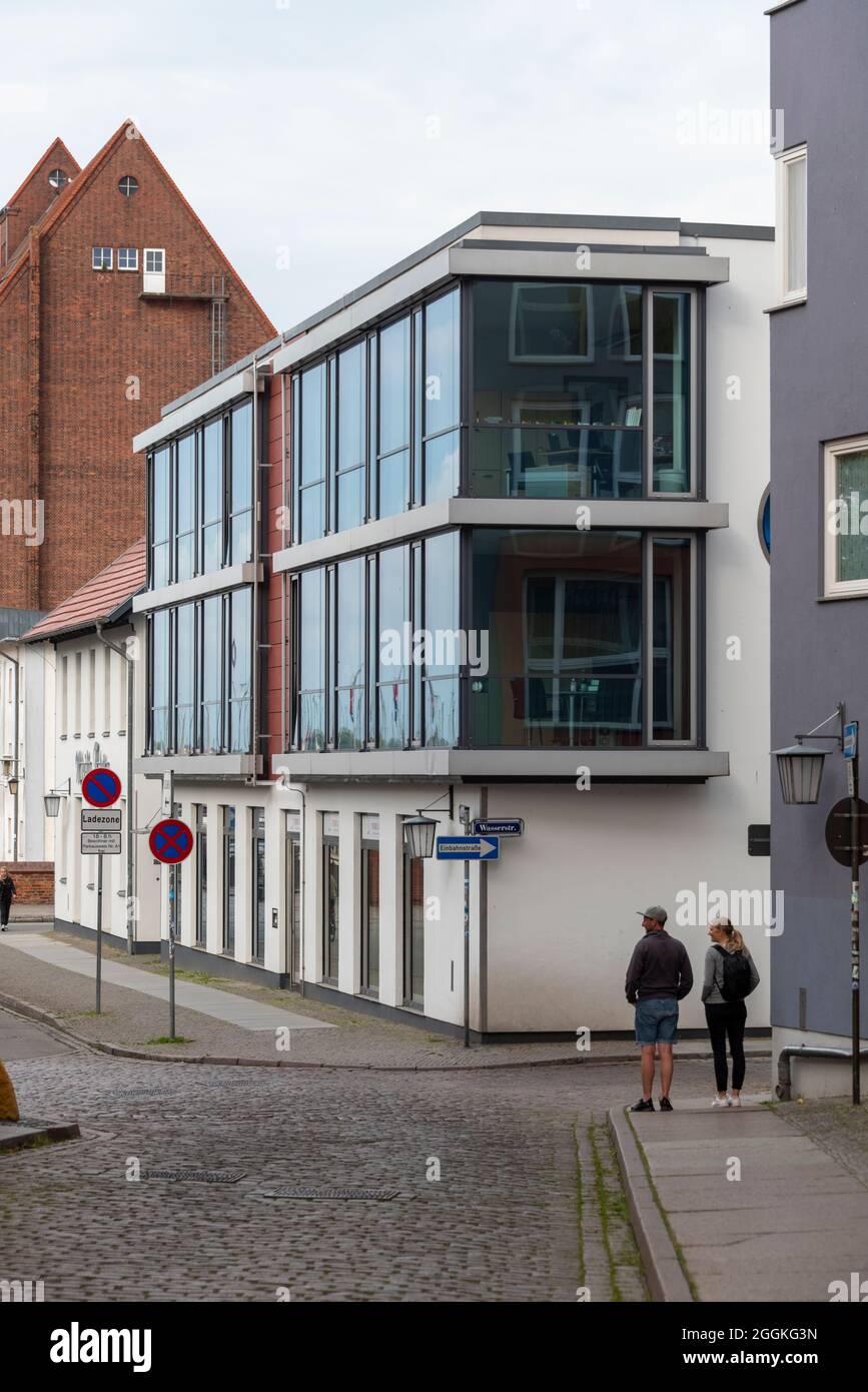 Deutschland, Mecklenburg-Vorpommern, Stralsund, modernes Bürogebäude, altes Hafenlager, Hansestadt Stralsund Stockfoto