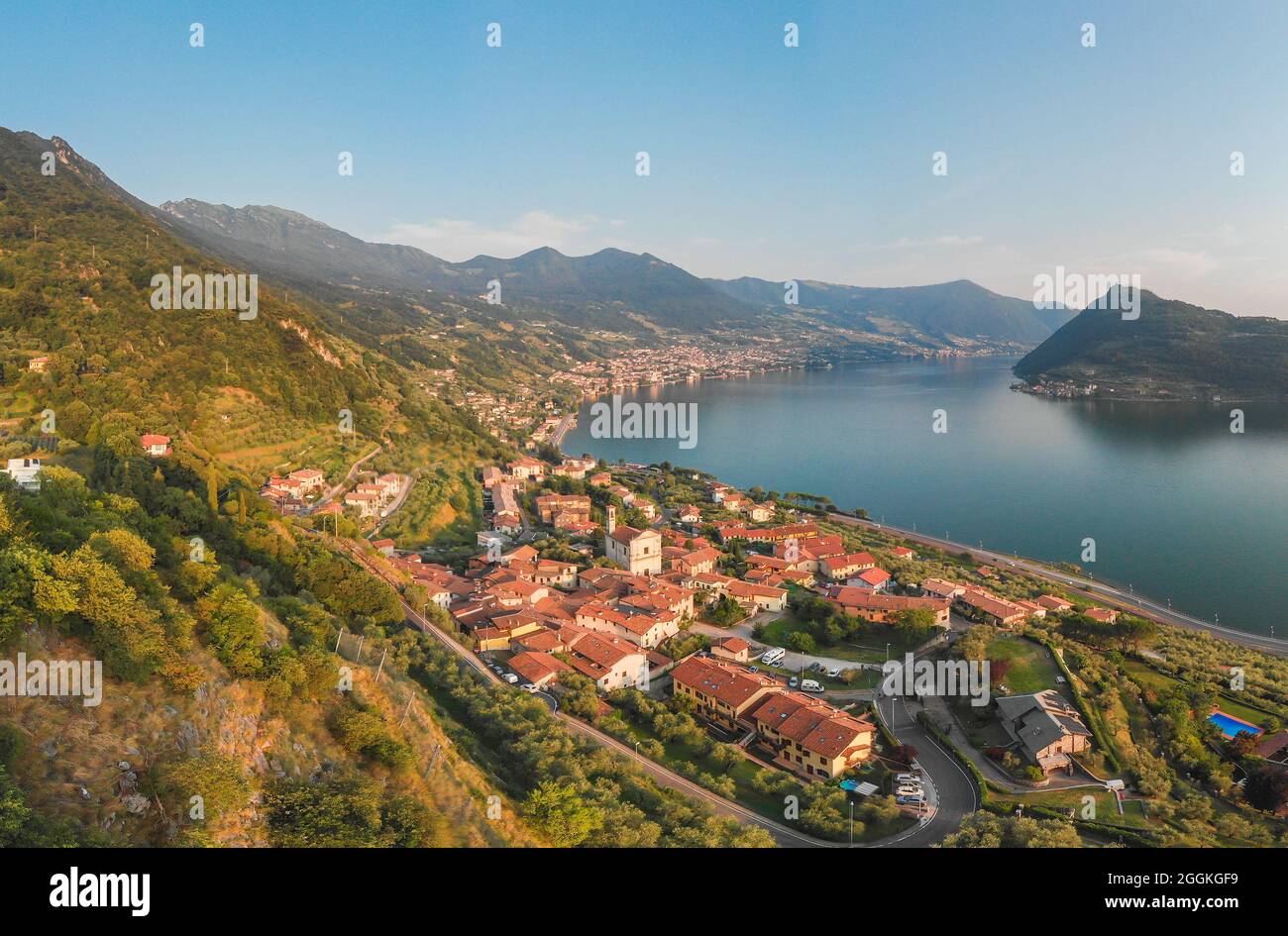 Schöne Luftpanorama von der Drohne zum See Iseo und seinem Dorf, Lombardei, Italien Stockfoto