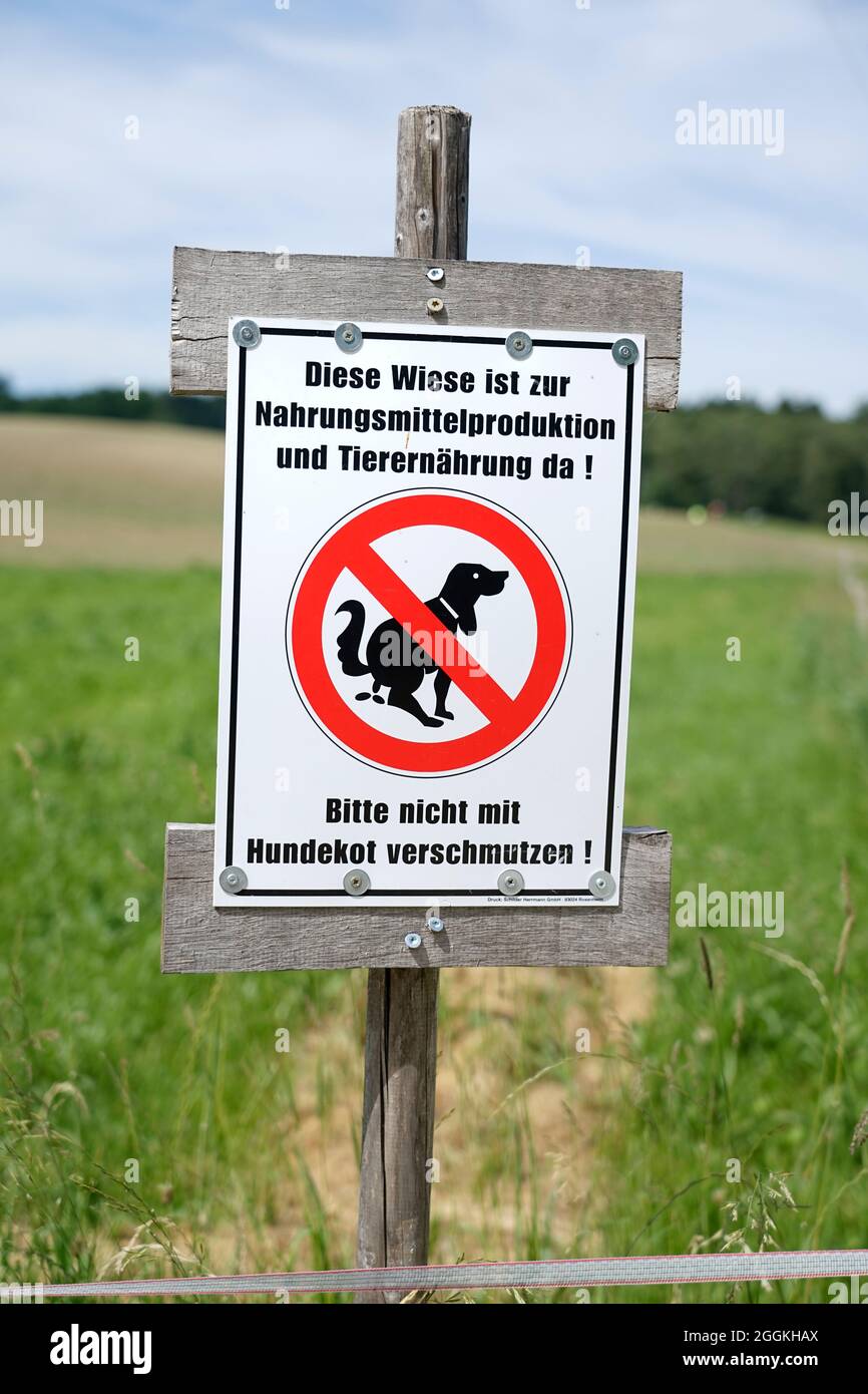 Deutschland, Bayern, Landwirtschaft, Wiese, Hundebesitzer, Verbotsschild, Hundekot, Verschmutzung Stockfoto