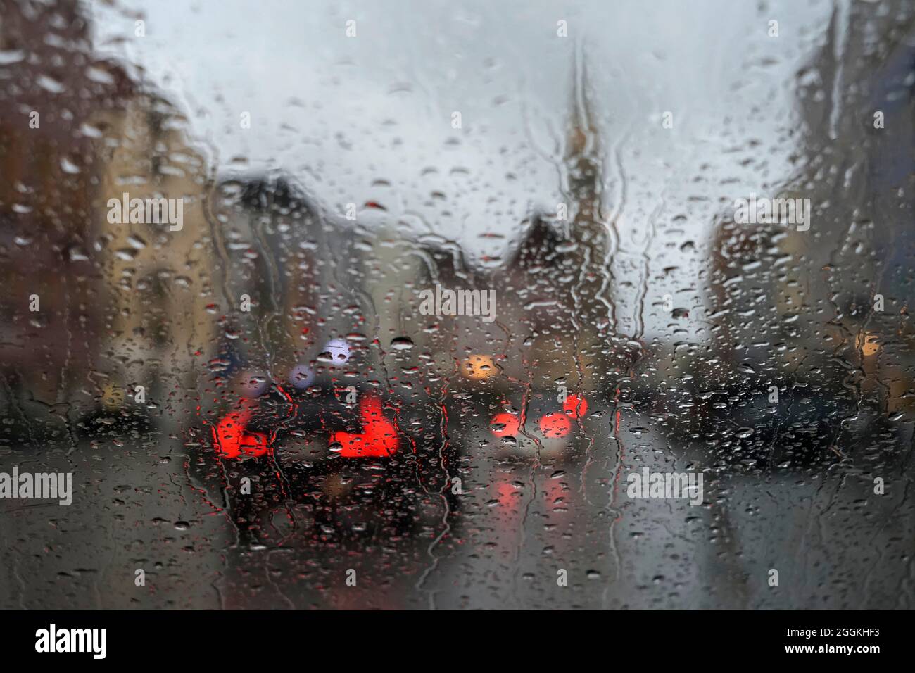 Deutschland, Bayern, Oberbayern, Neuötting, Marktplatz, Regenwetter, Verkehr, Schlussleuchten, Autofenster, Regentropfen Stockfoto