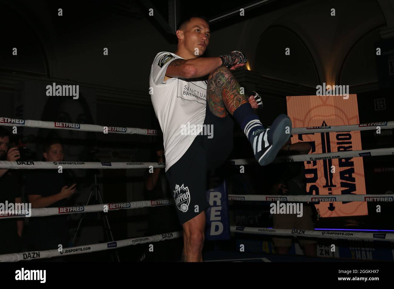 Leeds, Großbritannien. September 2021. The Queens Hotel, Leeds, West Yorkshire, 1. September 2021 Josh Warrington während eines Medientrainings vor seinem Rückkampf gegen Mauricio Lara am Samstag im Emerald Headingley Stadium in Leeds. Kredit: Touchlinepics/Alamy Live Nachrichten Stockfoto