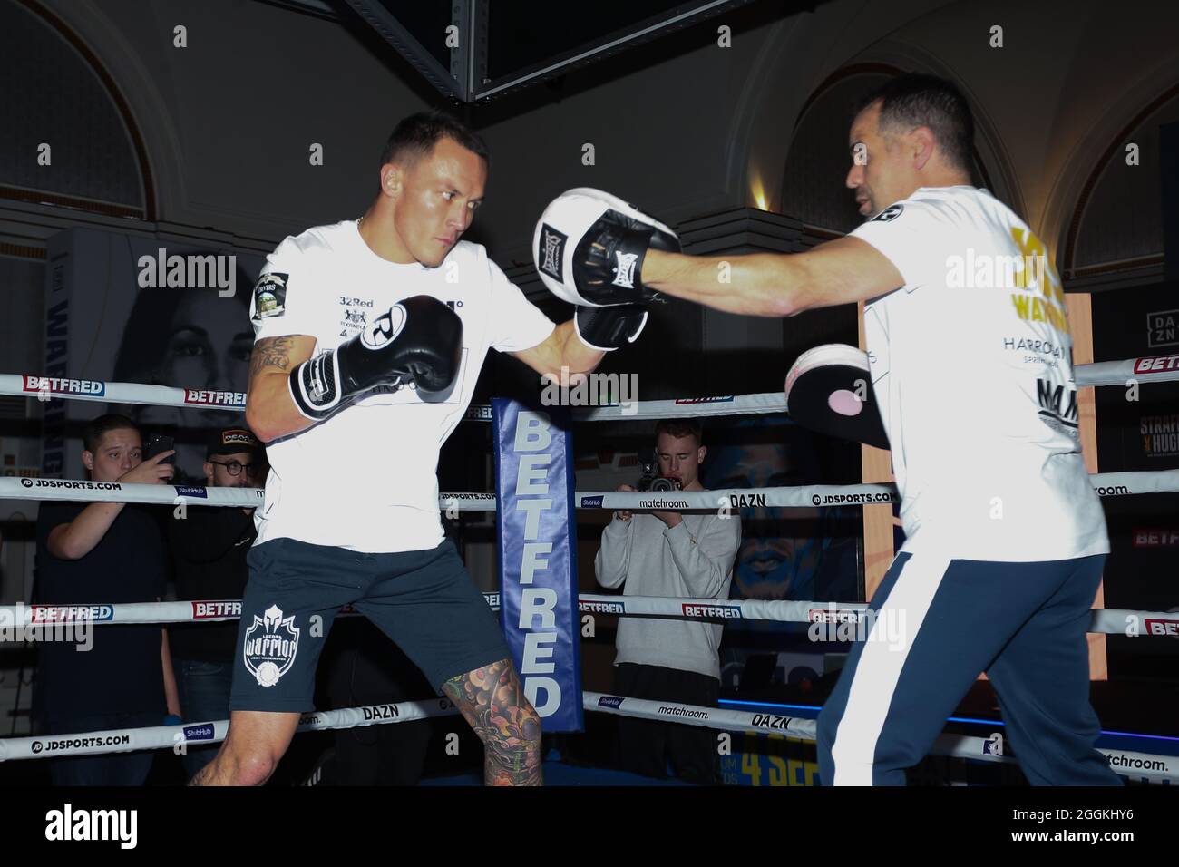 Leeds, Großbritannien. September 2021. The Queens Hotel, Leeds, West Yorkshire, 1. September 2021 Josh Warrington während eines Medientrainings vor seinem Rückkampf gegen Mauricio Lara am Samstag im Emerald Headingley Stadium in Leeds. Kredit: Touchlinepics/Alamy Live Nachrichten Stockfoto