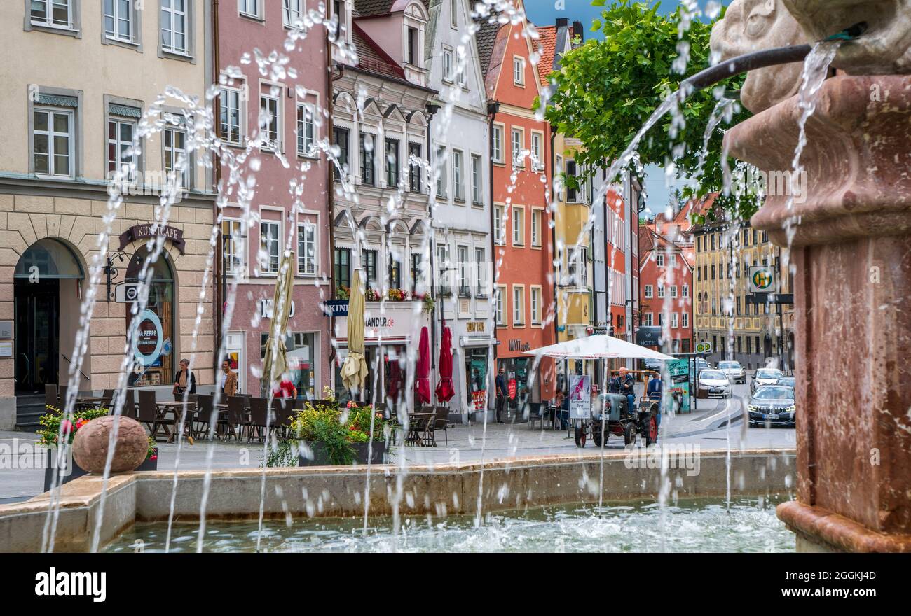 Panorama vom Hauptplatz mit dem historischen Rathaus und Marienbrunnen in Landsberg am Lech Stockfoto