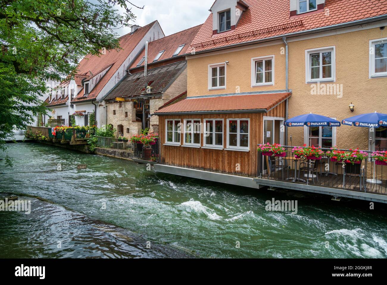 Historische Häuserzeile am Mühlbach in der Altstadt von Landsberg am Lech Stockfoto