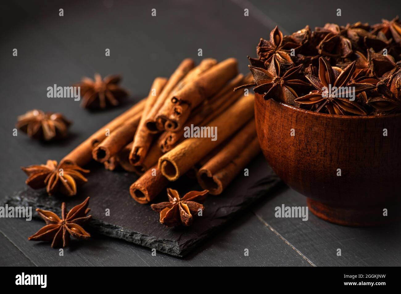 Zimtstangen und Sternanisgewürze Stockfoto
