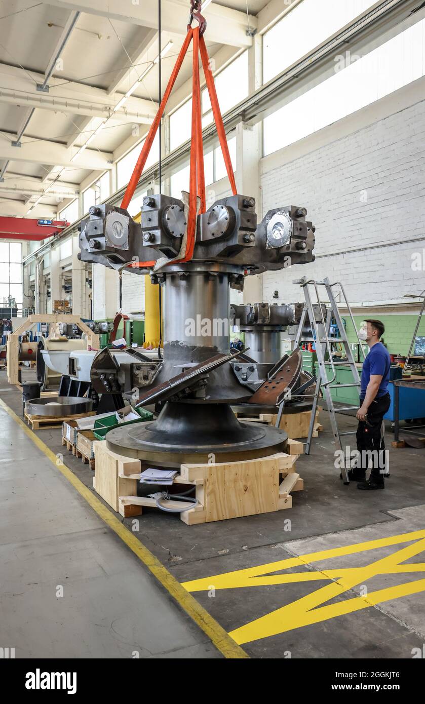Uebach-Palenberg, Nordrhein-Westfalen, Deutschland - NEA Maschinenfabrik, hier bauen Mitarbeiter für einen Kunden der Farbstoffindustrie in China eine Pendelmühle. NEA baut auch Kompressorsysteme zur Verdichtung von Prozessgasen, insbesondere H2- und H2-Mischgasen. Die Firma NEA Neumann & Esser plant mit dem MAPEVA-Projekt den Aufbau einer Produktionsanlage für die PEM-Elektrolyse. Die Erzeugung von grünem Wasserstoff durch PEM-Elektrolyse von Wasser eignet sich zur Speicherung, zum Transport und zur Nutzung der erzeugten erneuerbaren Energie. Stockfoto