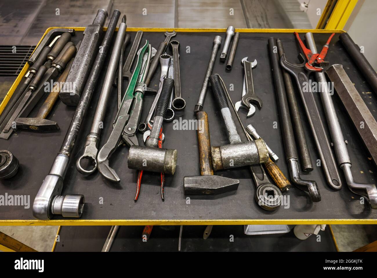 Uebach-Palenberg, Nordrhein-Westfalen, Deutschland - Werkzeuge auf einem Werkzeugwagen in einer Industriehalle eines Maschinenhauses. Stockfoto