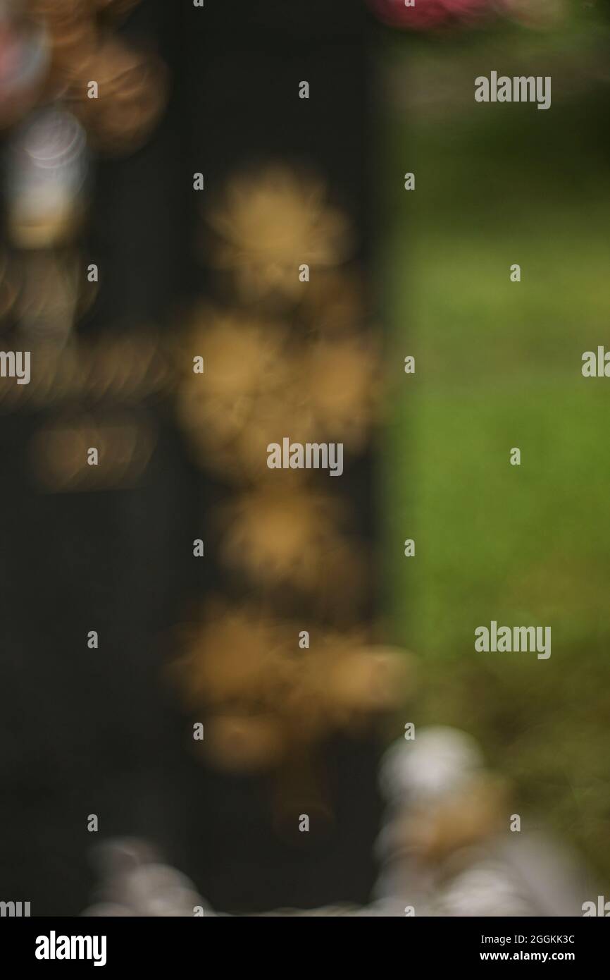 Goldenes Blumenmotiv auf einem Grabstein. Stockfoto