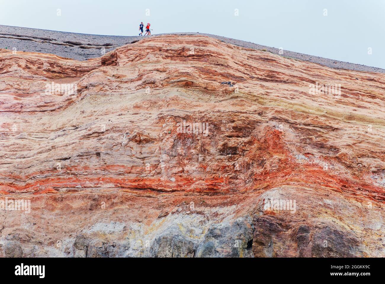 Wanderer zu Fuß rund um Gran Krater Rand, Vulcano Insel, Äolischen Inseln, Sizilien, Italien Stockfoto