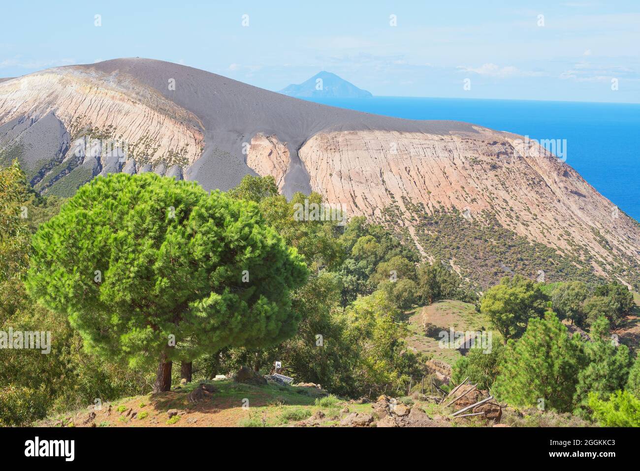 Blick auf den Gran Crater und die Finicudi-Insel, die Vulcano-Insel, die Äolischen Inseln, Sizilien, Italien Stockfoto