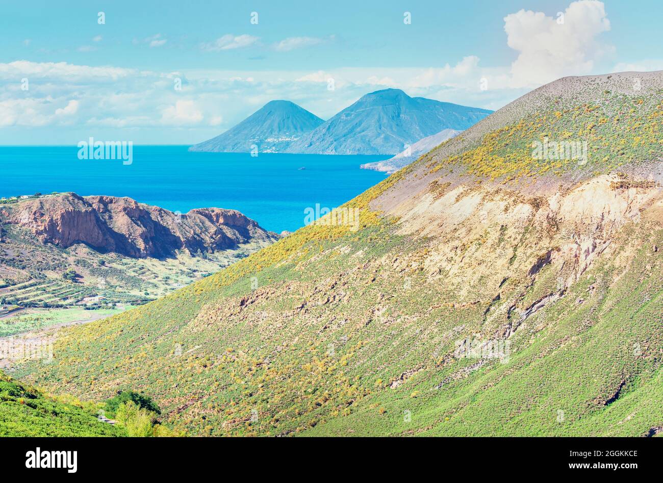 Blick auf den Gran Crater und die Salina Insel, Vulcano Insel, Äolischen Inseln, Sizilien, Italien Stockfoto