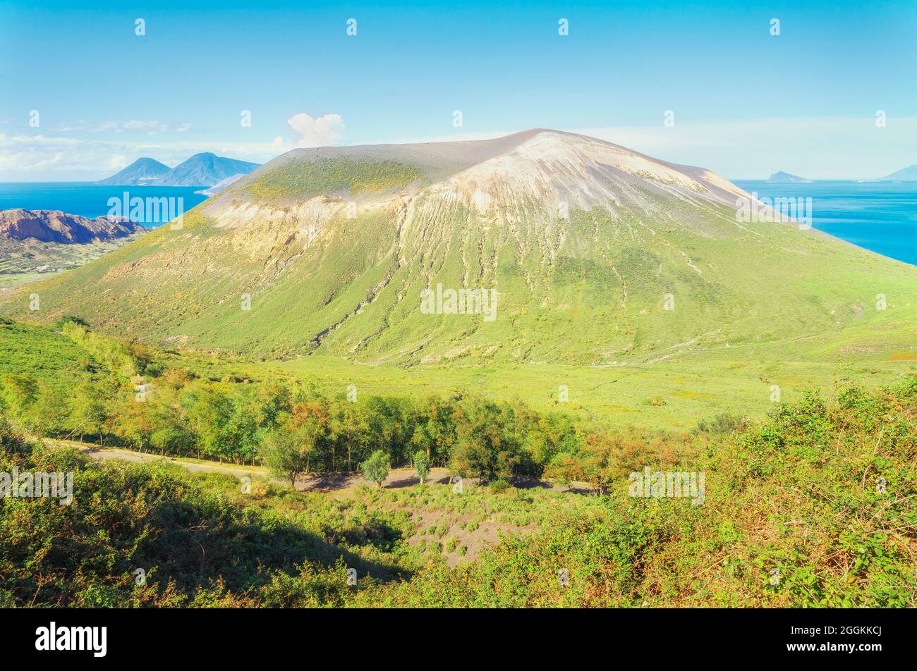Blick auf den Gran Crater und die Salina Insel, Vulcano Insel, Äolischen Inseln, Sizilien, Italien Stockfoto