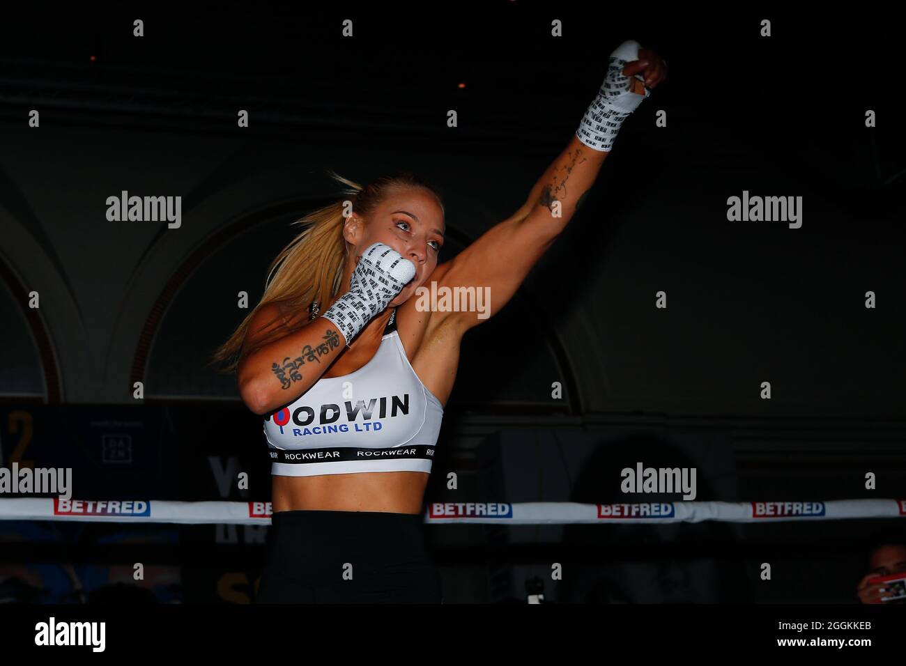 Leeds, Großbritannien. September 2021. The Queens Hotel, Leeds, West Yorkshire, 1. September 2021 Ebanie Bridges während eines Medientrainings vor ihrem Kampf am Samstag gegen Mailys Gangloff im Emerald Headingley Stadium in Leeds. Kredit: Touchlinepics/Alamy Live Nachrichten Stockfoto