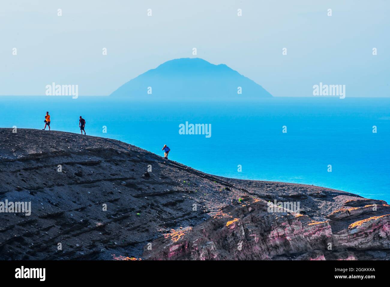 Wanderer zu Fuß auf dem Gran Crater Rim, Vulcano Island, Äolischen Inseln, Sizilien, Italien Stockfoto