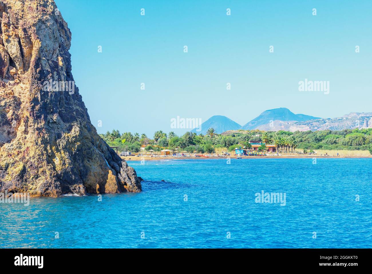 Blick auf schwarzen Sandstrand, Vulcano Island, Äolischen Inseln, Sizilien, Italien, Stockfoto